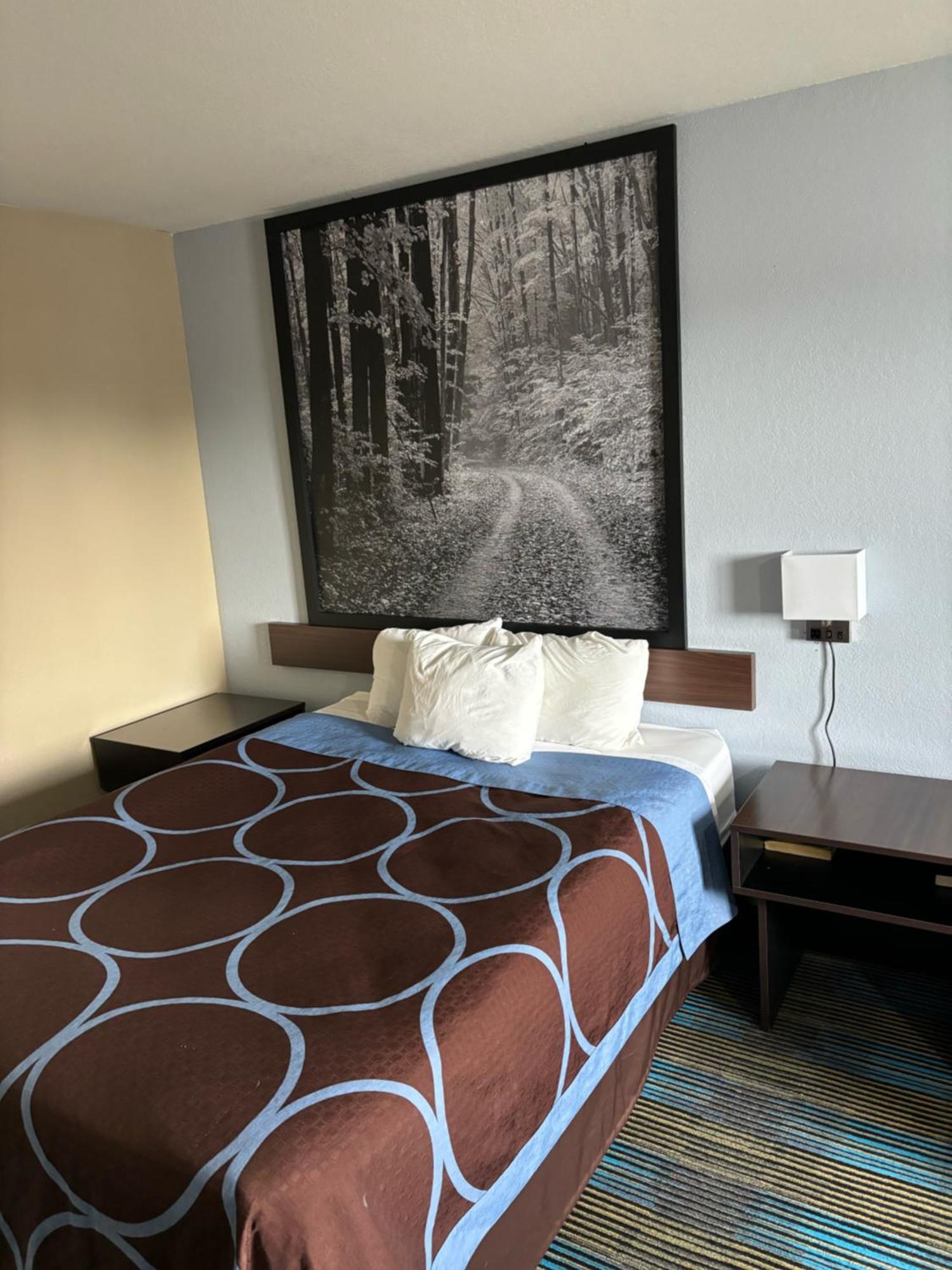 Super 8 By Wyndham Escanaba Buitenkant foto